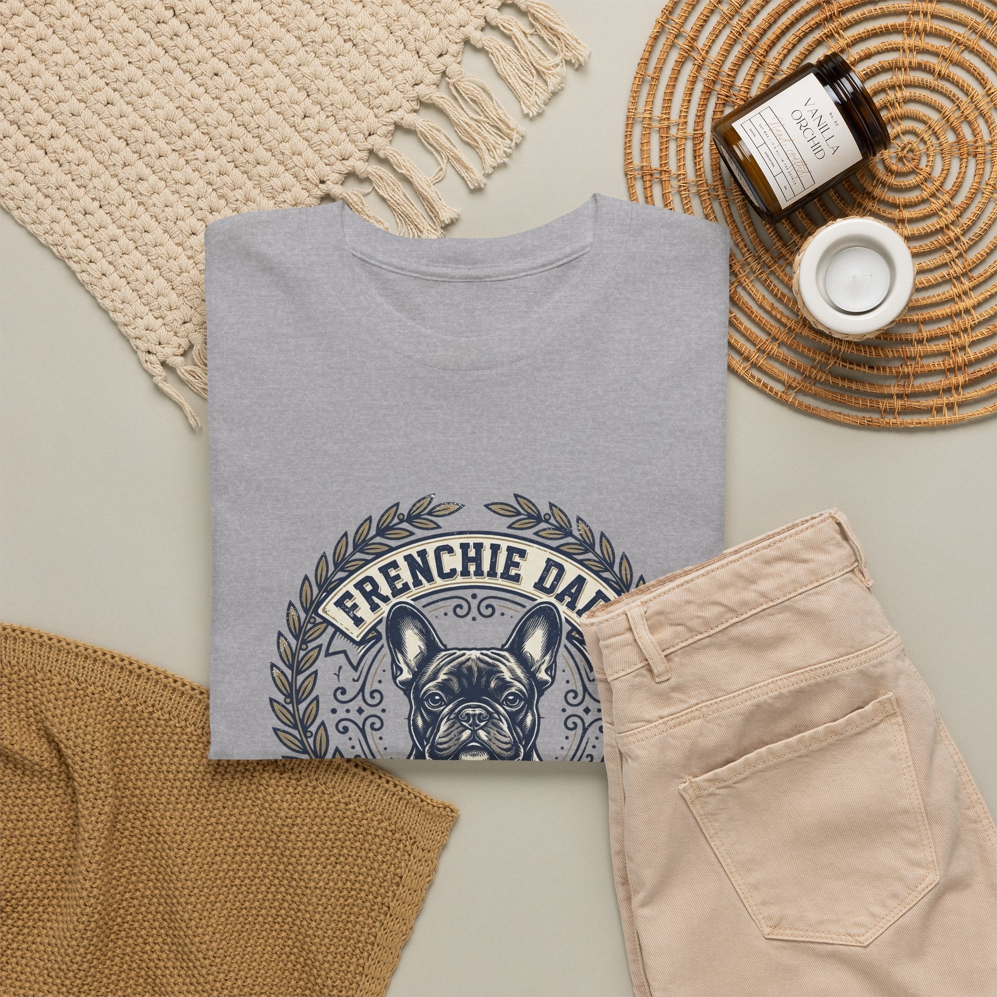 Frenchie Dad Est. 2020 T-Shirt – Vintage French Bulldog Badge Tee for Proud Dog Dads | Distressed Varsity Graphic Shirt