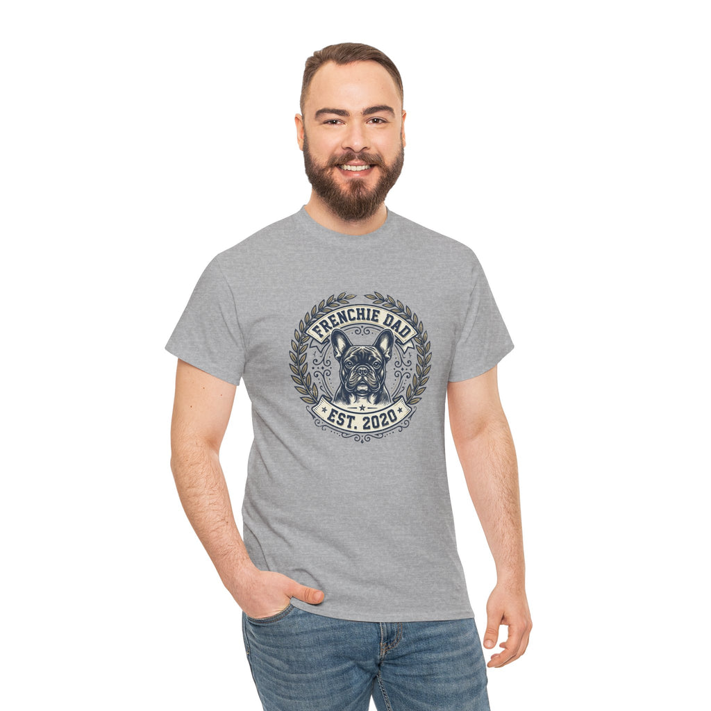 Frenchie Dad Est. 2020 T-Shirt – Vintage French Bulldog Badge Tee for Proud Dog Dads | Distressed Varsity Graphic Shirt