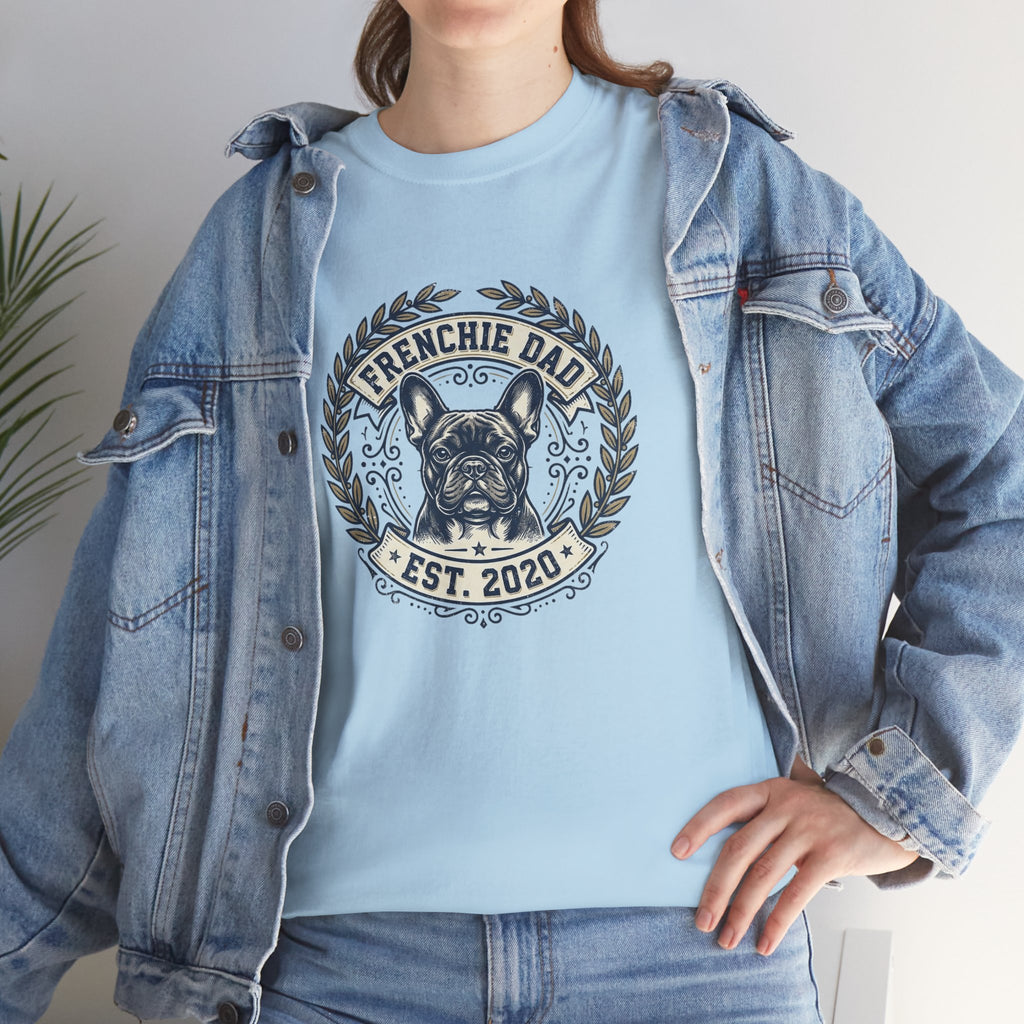 Frenchie Dad Est. 2020 T-Shirt – Vintage French Bulldog Badge Tee for Proud Dog Dads | Distressed Varsity Graphic Shirt