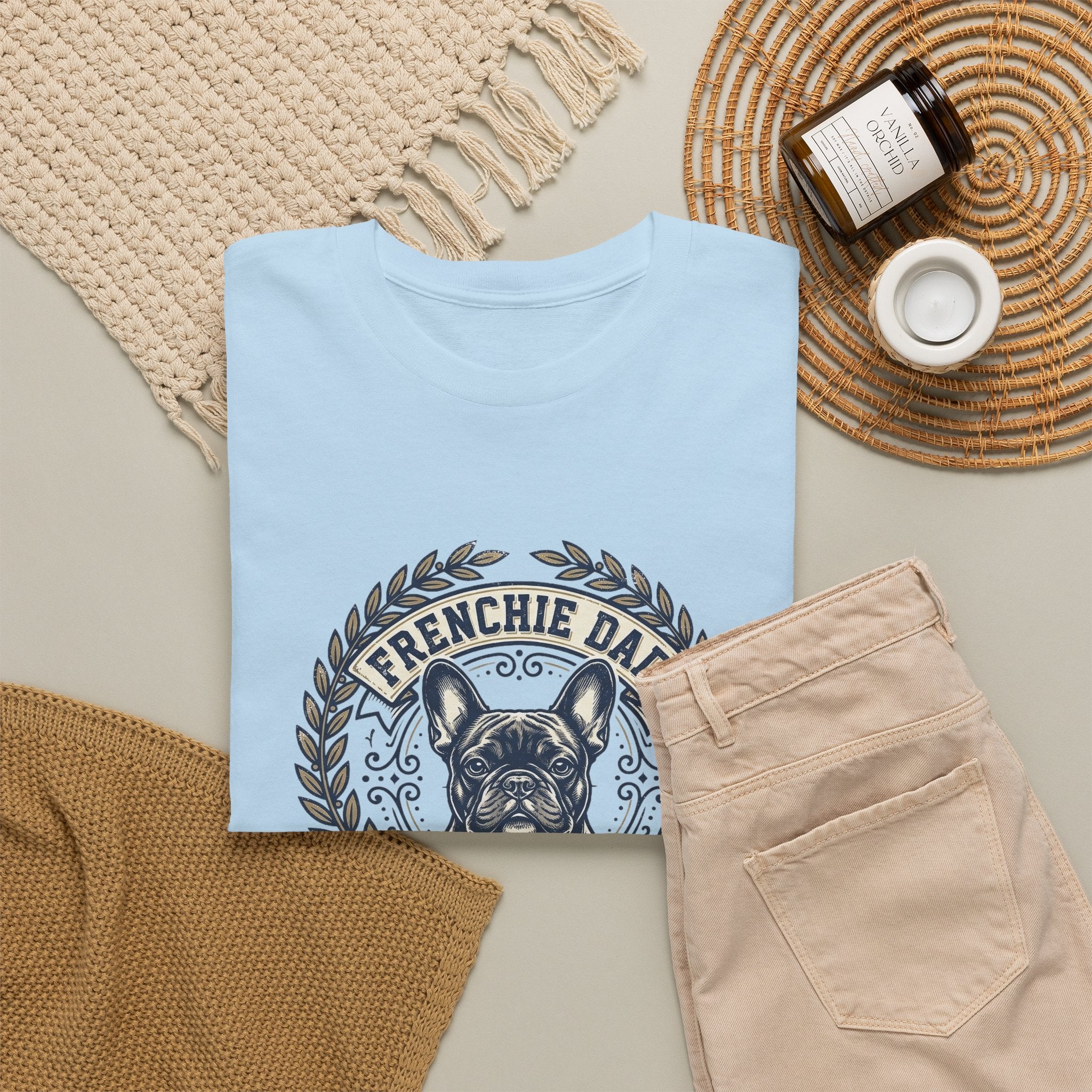 Frenchie Dad Est. 2020 T-Shirt – Vintage French Bulldog Badge Tee for Proud Dog Dads | Distressed Varsity Graphic Shirt
