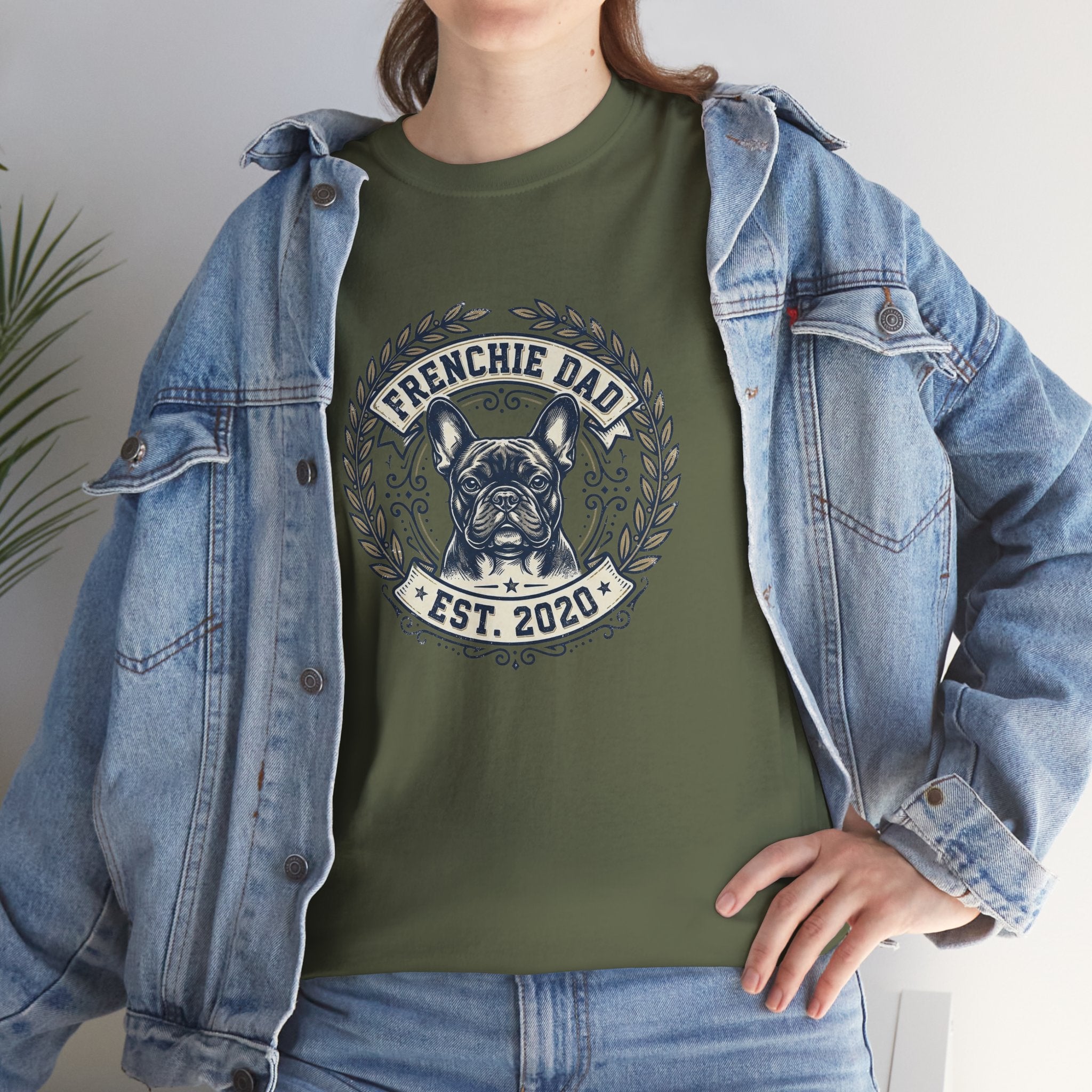 Frenchie Dad Est. 2020 T-Shirt – Vintage French Bulldog Badge Tee for Proud Dog Dads | Distressed Varsity Graphic Shirt
