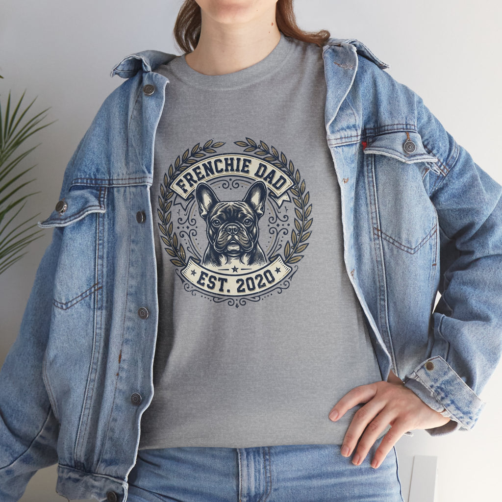 Frenchie Dad Est. 2020 T-Shirt – Vintage French Bulldog Badge Tee for Proud Dog Dads | Distressed Varsity Graphic Shirt