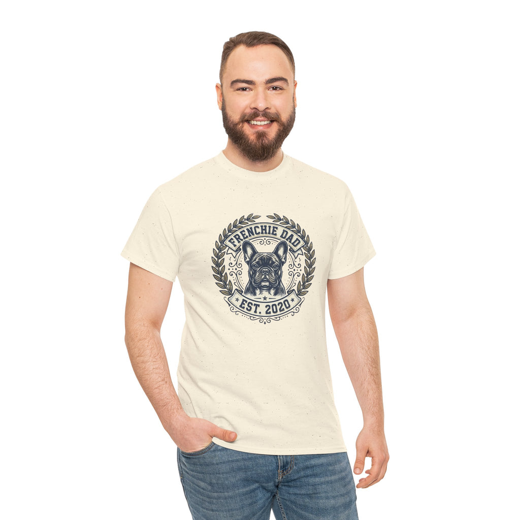 Frenchie Dad Est. 2020 T-Shirt – Vintage French Bulldog Badge Tee for Proud Dog Dads | Distressed Varsity Graphic Shirt