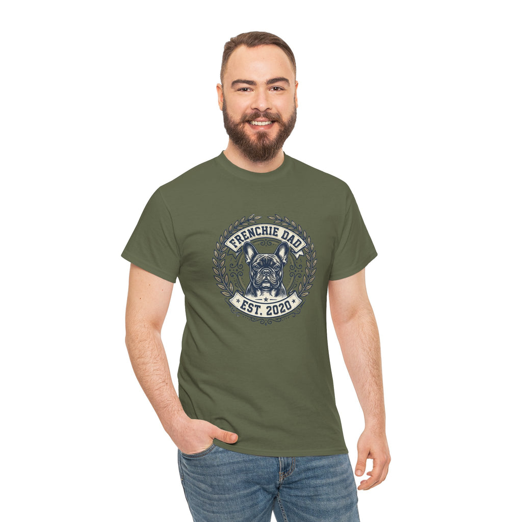 Frenchie Dad Est. 2020 T-Shirt – Vintage French Bulldog Badge Tee for Proud Dog Dads | Distressed Varsity Graphic Shirt