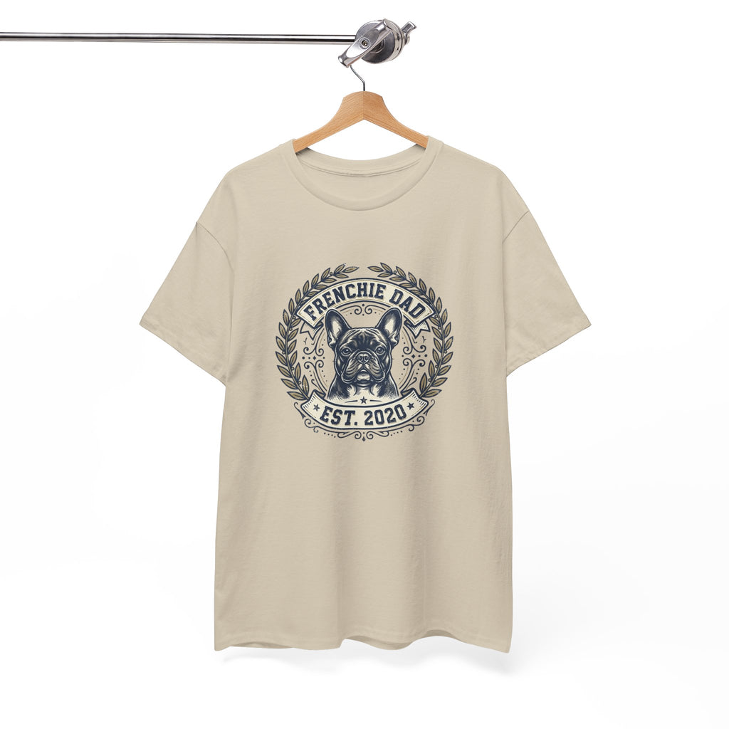 Frenchie Dad Est. 2020 T-Shirt – Vintage French Bulldog Badge Tee for Proud Dog Dads | Distressed Varsity Graphic Shirt
