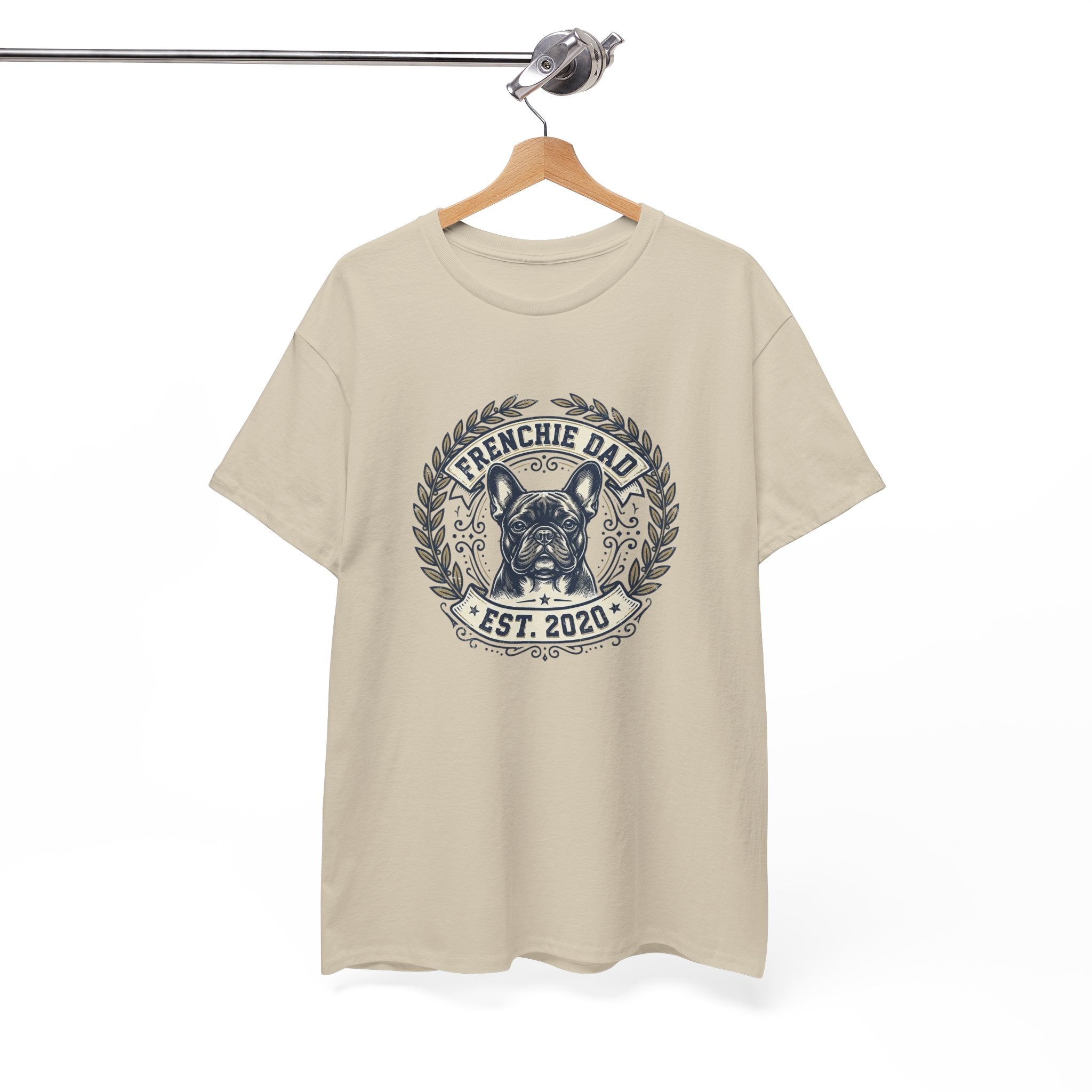 Frenchie Dad Est. 2020 T-Shirt – Vintage French Bulldog Badge Tee for Proud Dog Dads | Distressed Varsity Graphic Shirt