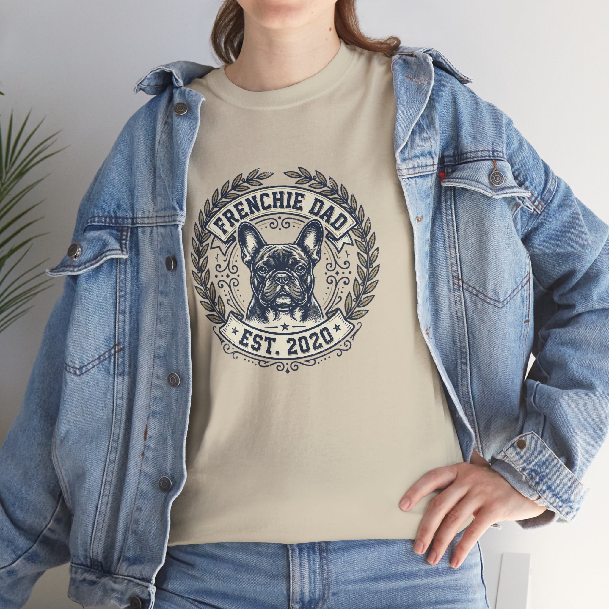 Frenchie Dad Est. 2020 T-Shirt – Vintage French Bulldog Badge Tee for Proud Dog Dads | Distressed Varsity Graphic Shirt