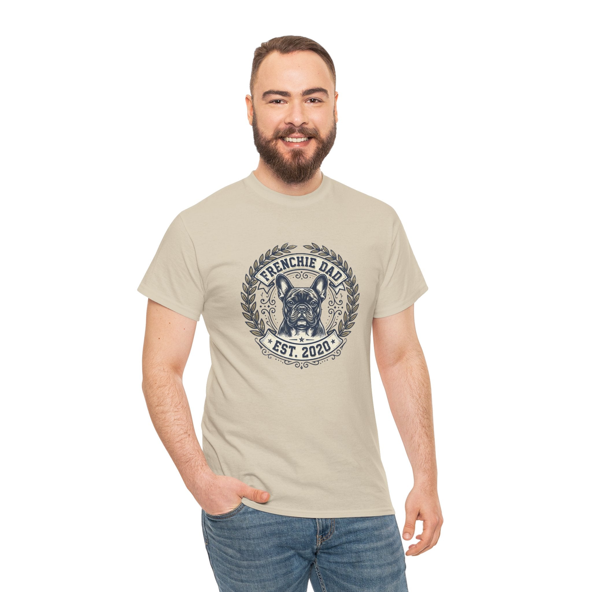 Frenchie Dad Est. 2020 T-Shirt – Vintage French Bulldog Badge Tee for Proud Dog Dads | Distressed Varsity Graphic Shirt