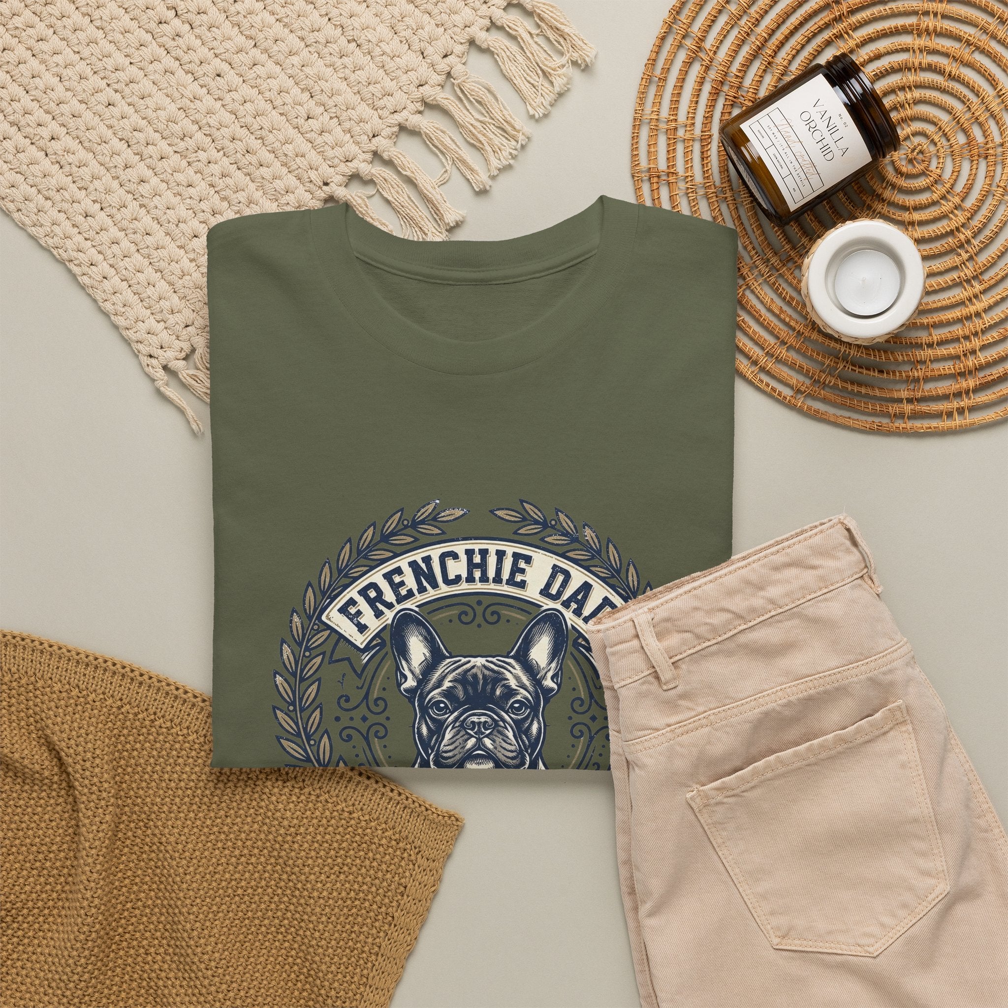 Frenchie Dad Est. 2020 T-Shirt – Vintage French Bulldog Badge Tee for Proud Dog Dads | Distressed Varsity Graphic Shirt