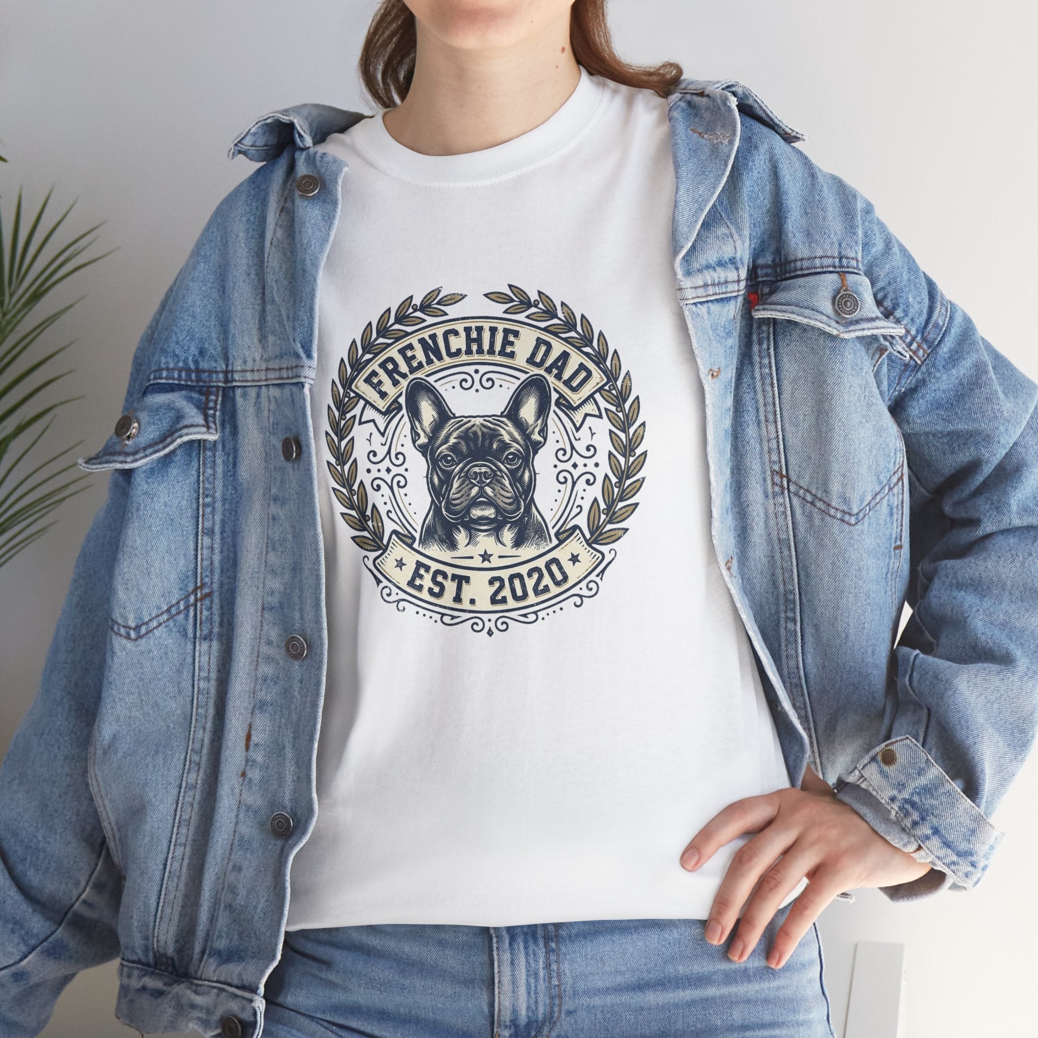 Frenchie Dad Est. 2020 T-Shirt – Vintage French Bulldog Badge Tee for Proud Dog Dads | Distressed Varsity Graphic Shirt